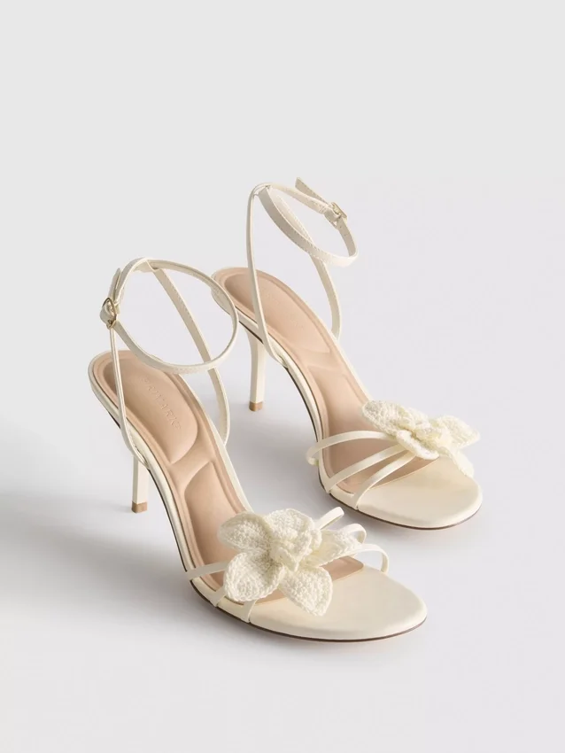 Sandaler med hæl, stropper og heklet blomst
