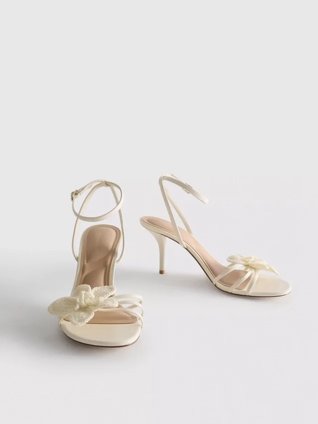 Sandaler med hæl, stropper og heklet blomst