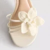 Sandaler med hæl, stropper og heklet blomst