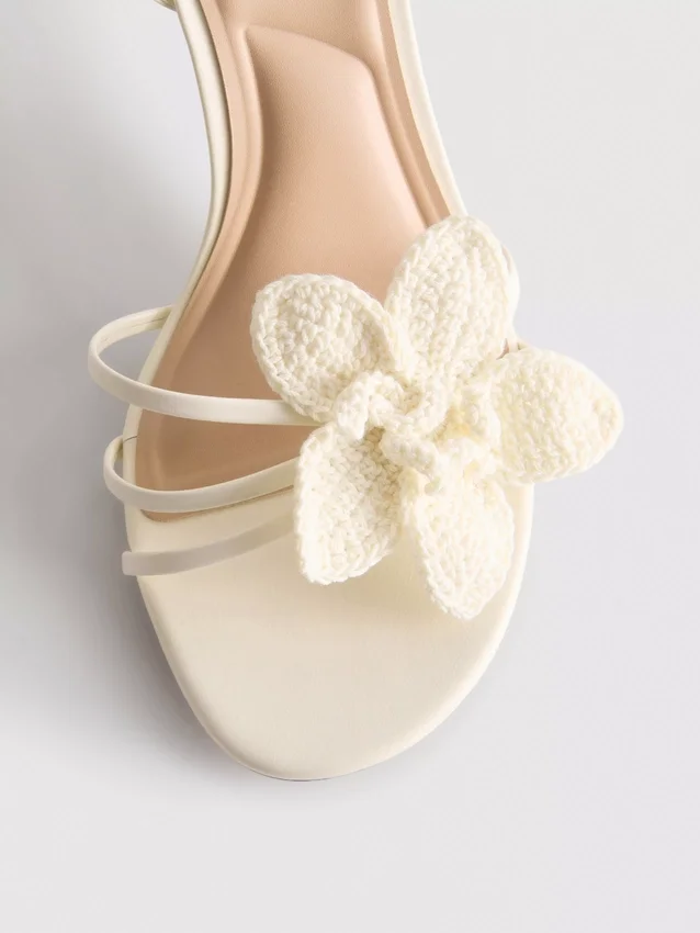Sandaler med hæl, stropper og heklet blomst