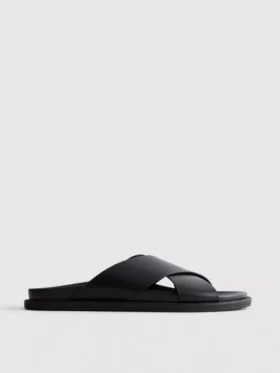 Sandaler med kryssende stropper