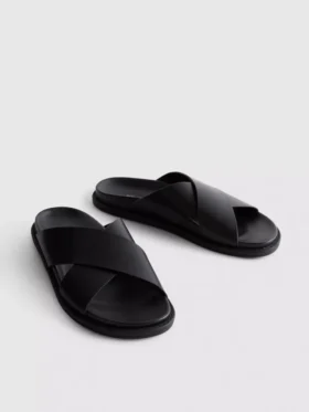 Sandaler med kryssende stropper