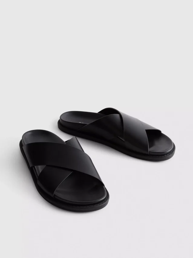 Sandaler med kryssende stropper