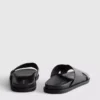 Sandaler med kryssende stropper
