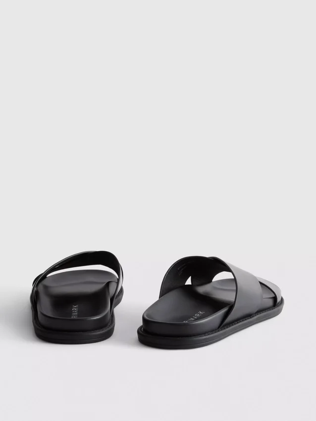Sandaler med kryssende stropper