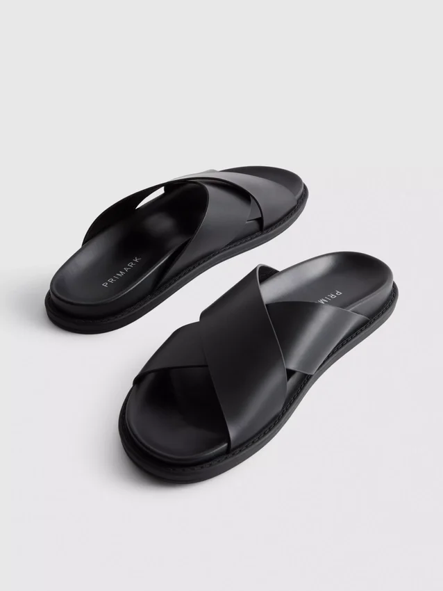 Sandaler med kryssende stropper