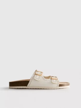 Sandaler med laserskåret detalj på fotbedet