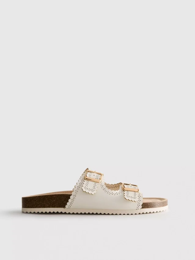 Sandaler med laserskåret detalj på fotbedet