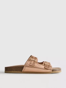 Sandaler med laserskåret detalj på fotbedet