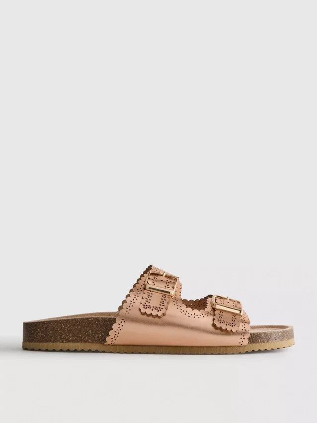 Sandaler med laserskåret detalj på fotbedet