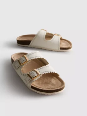 Sandaler med laserskåret detalj på fotbedet