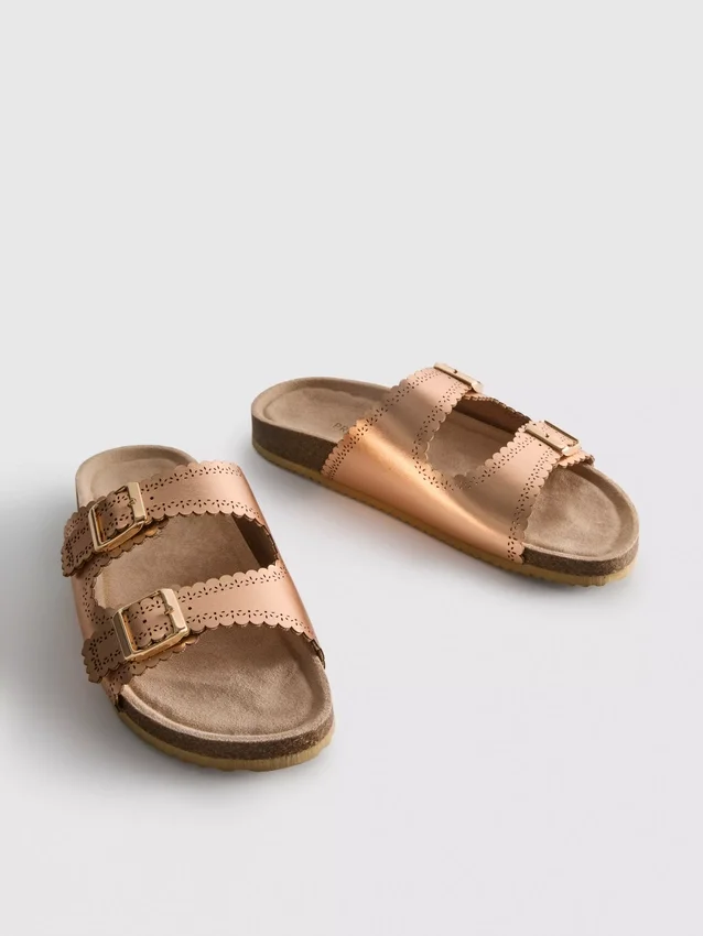 Sandaler med laserskåret detalj på fotbedet