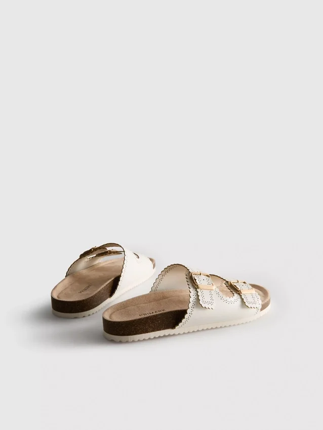 Sandaler med laserskåret detalj på fotbedet