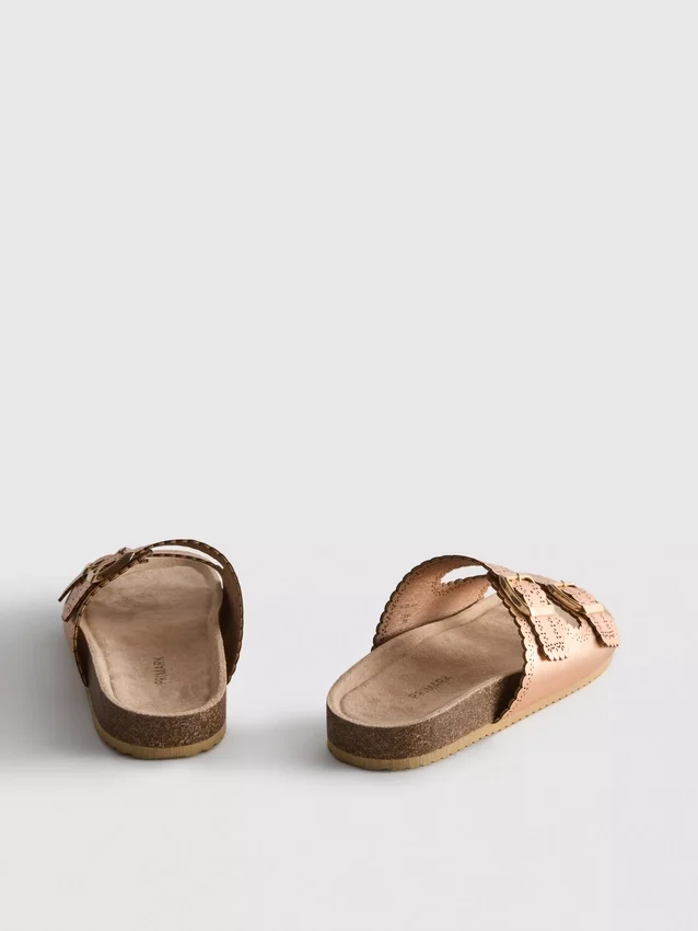 Sandaler med laserskåret detalj på fotbedet