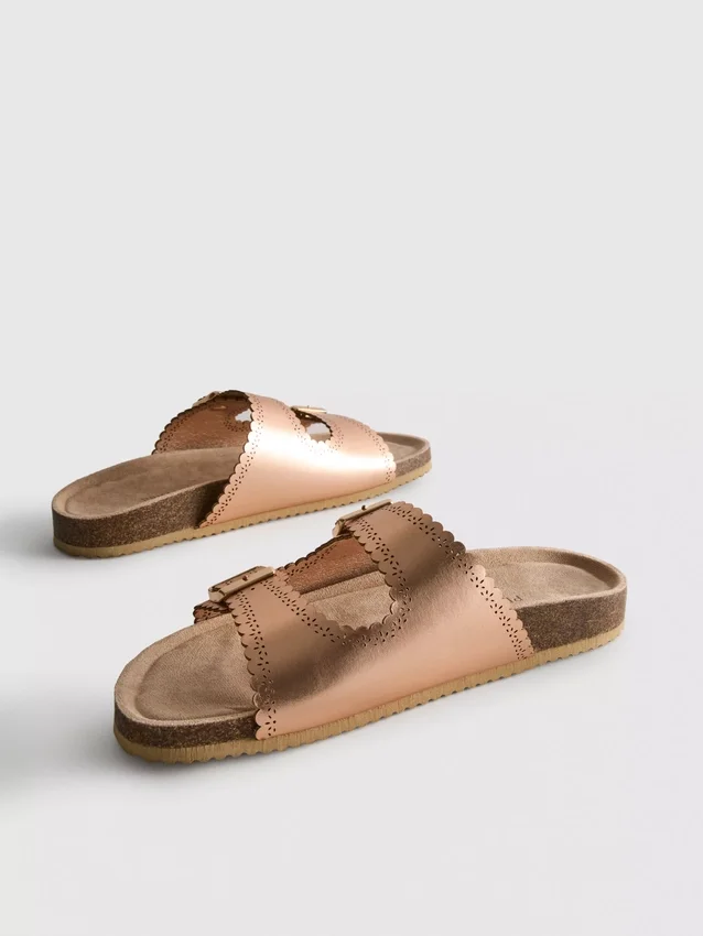 Sandaler med laserskåret detalj på fotbedet