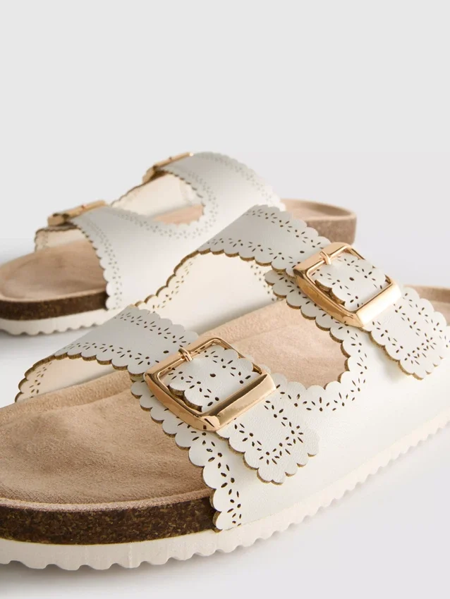 Sandaler med laserskåret detalj på fotbedet