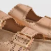 Sandaler med laserskåret detalj på fotbedet