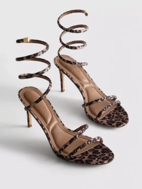 Sandaler med leopardmønster og højhælte sko