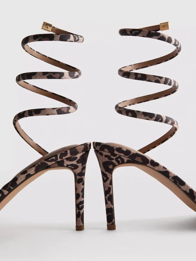 Sandaler med leopardmønster og højhælte sko