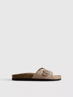 Sandaler med én rem og nitter