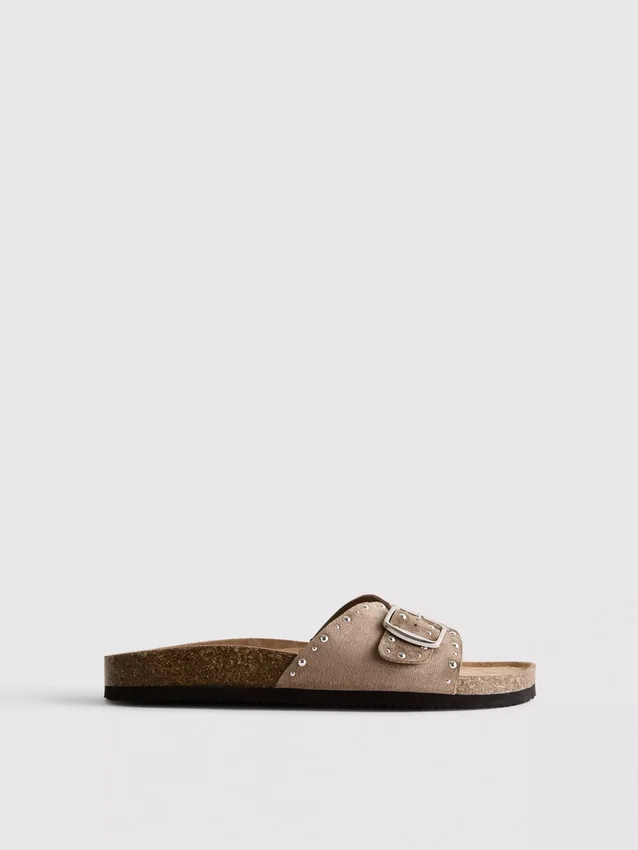 Sandaler med én rem og nitter