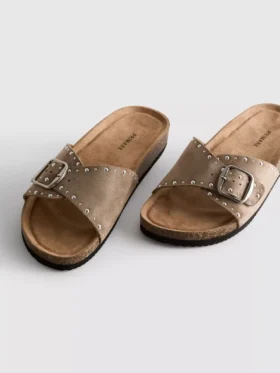 Sandaler med én rem og nitter