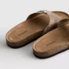 Sandaler med én rem og nitter