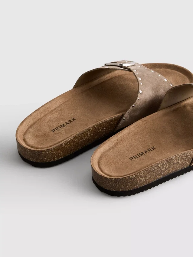 Sandaler med én rem og nitter