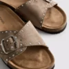 Sandaler med én rem og nitter