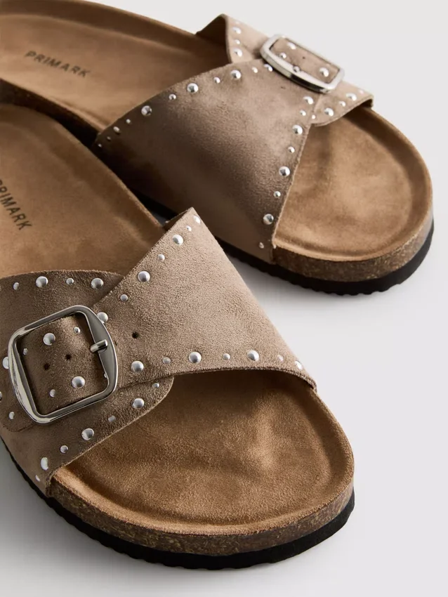 Sandaler med én rem og nitter