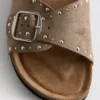 Sandaler med én rem og nitter