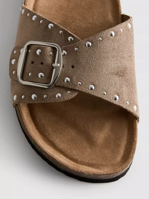 Sandaler med én rem og nitter
