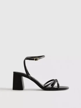 Sandaler med remmer og blokkheler