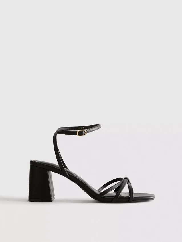 Sandaler med remmer og blokkheler