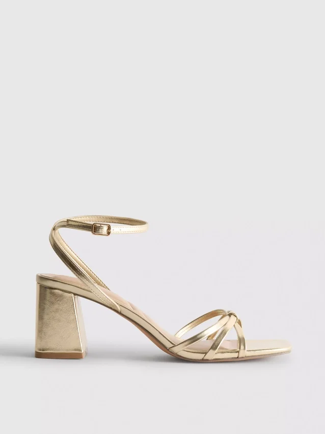 Sandaler med remmer og blokkheler