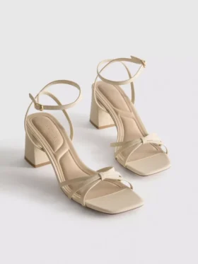 Sandaler med remmer og blokkheler