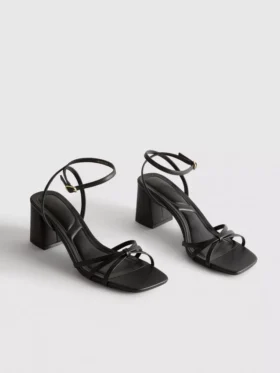 Sandaler med remmer og blokkheler