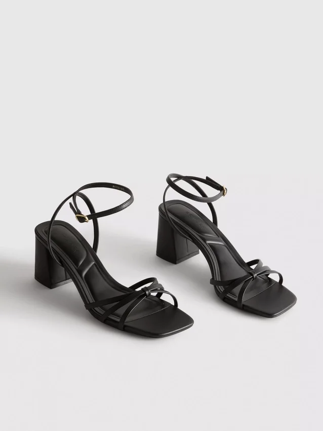 Sandaler med remmer og blokkheler