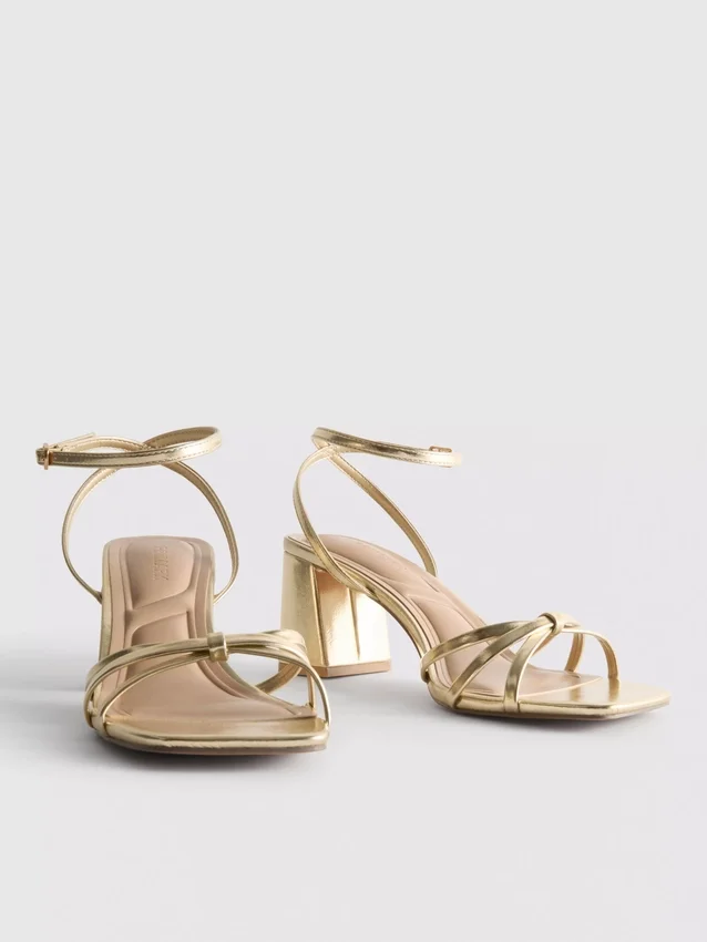 Sandaler med remmer og blokkheler