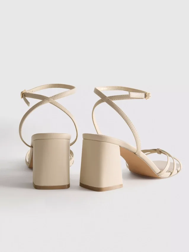 Sandaler med remmer og blokkheler