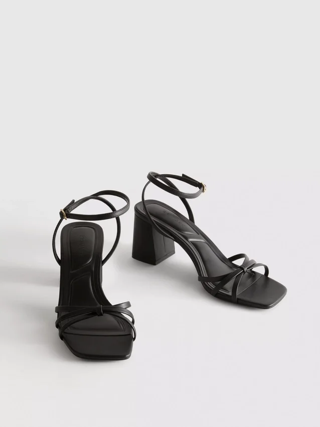 Sandaler med remmer og blokkheler