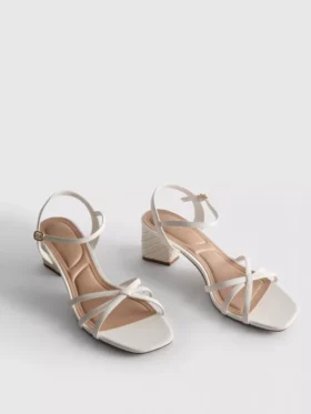 Sandaler med remmer og flettet blokkhæl