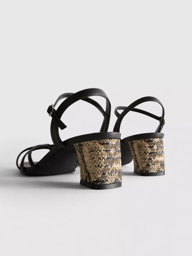 Sandaler med remmer og flettet blokkhæl