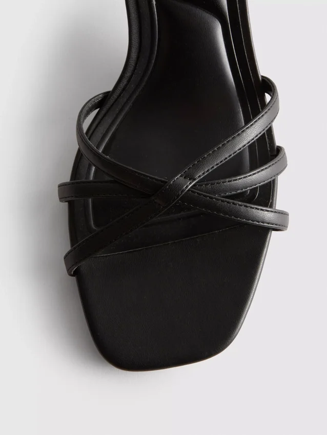 Sandaler med remmer og flettet blokkhæl