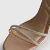 Sandaler med remmer og høyhælte sko