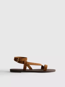 Sandaler med remmer og nitter