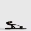 Sandaler med remmer og nitter
