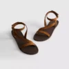 Sandaler med remmer og nitter