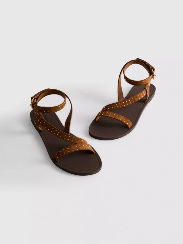 Sandaler med remmer og nitter