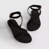 Sandaler med remmer og nitter